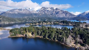 San Carlos De Bariloche Rio Negro Arjantin 'deki Chico Circuit. Muhteşem kır manzarası. Çiftlik ve Orman Ağaçları yakınında. Açık havada Seyahat İstikameti Patagonya Buzulu.