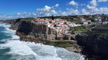 Lizbon 'un Sintra Bölgesi' nde Azenhas Mar Plajı. Yukarıdan canlı bir şehrin telaş ve koşuşturmasını yakalamak. Issız Manzara Cenneti Vibrant. Terkedilmiş Yaz Zamanı.