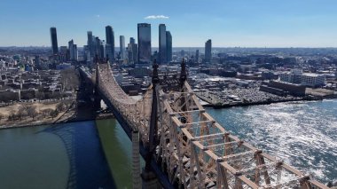 New York Skyline Manhattan 'da New York Birleşik Devletlerinde. Karşıdan karşıya geçen arabalarla süspansiyon köprüsünün kuşbakışı görüntüsü. İş Bulutları Gökyüzü Şehir Merkezi. Özgeçmişleri meşhurdur. Manhattan New York.
