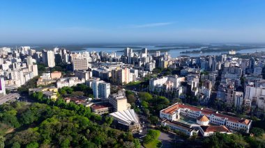 Porto Alegre Skyline In Porto Alegre Rio Grande Do Sul Brazil. Yukarıdan canlı bir şehrin telaş ve koşuşturmasını yakalamak. Şehir Gökyüzü Bulutları Şehir Arkaplanı. Şehir merkezinde Geniş Arkaplan.