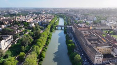 Roma 'daki Tiber Nehri Lazio İtalya. Şehir merkezindeki Landmark Ortaçağ binasının havadan görünüşü. İnşaat endüstrisi Skyline High Rise Building Awesome. Gün batımı. Roma Lazio.
