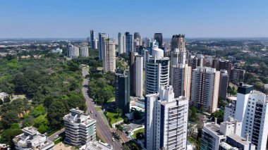 Curitiba Parana Brezilya 'da Curitiba Skyline. Gökdelenleri Şehir Merkezi Şehir Yaşamını Yansıtıyor. Metropol Manzarası Panoramik Şehir Manzarası Güzel. Kentsel Panoramik Şehir Görünümü.