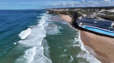 Sintra Lizbon Bölgesi Portekiz 'deki büyük sahil. Turkuaz Okyanus Dalgaları Tropik Sahile Yavaşça Çarpıyor. Ada Hayatı Manzarası Huzurlu Güzel. Huzurlu. Sintra Lizbon Bölgesi.