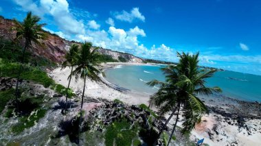 Conde Paraiba Brezilya 'daki Tabatinga Plajı. Yaz tatilinde harika bir sahil manzarası olan kuş bakışı. Sahil Bulutları Yaz mevsimi. Coast Outdoor Panning Wide 'da. Conde Paraiba.