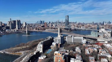New York 'un merkezinde, Manhattan' da, New York 'ta. Şehir Skyline Modern ve Geleneksel Mimariyi Gösteriyor. Şehir merkezindeki iş dünyası. Şehir merkezinin dışında Panning Wide 'da. Manhattan New York.