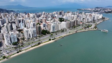 Florianopolis 'teki Florianopolis Skyline, Santa Catarina Brezilya. Yüksek binaları ve trafiği olan hareketli bir şehrin havadan görünüşü. Shore Clouds Plaj Denizi. Sahil Sahili Sahili Kıyı Hattı.