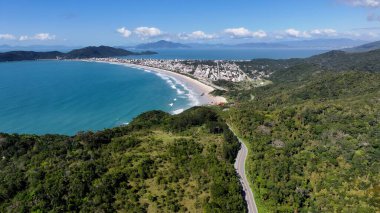 Bombinhas Santa Catarina Brezilya 'daki Bombinhas Skyline' da. Kristal berrak sularla sersemletici sahilin havadan görünüşü. Sahil Gökyüzü Sahil Kıyısı Yaz Zamanı. Deniz kenarındaki panoramik. Bombinhas Santa Catarina.