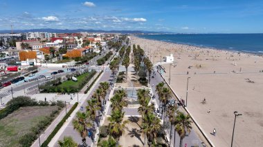 Valencia Valence Community İspanya 'daki Las Arenas Plajı. Şehir Skyline Modern ve Geleneksel Mimariyi Gösteriyor. Sahil Gökyüzü Sahil Kıyısı Yaz Zamanı. Sahil Sahil Sahili Panoramik.