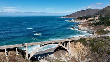 Kaliforniya otobanındaki Rocky Creek Köprüsü. Pasifik Sahil Otobanı 'ndaki Kaliforniya Büyük Sur plajları. Cennet Skyline Idyllic göz kamaştırıcı. Paradise Rıhtım Sahili. 1. Otoyol Kaliforniya.