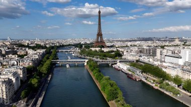 Fransa 'nın Paris Adası' ndaki Eyfel Kulesi. Paris Skyline turizm simgeleri ve binalarla çevrili. Şehir Gökyüzü Bulutları Şehir Arkaplanı. Şehir merkezinde Geniş Arkaplan.