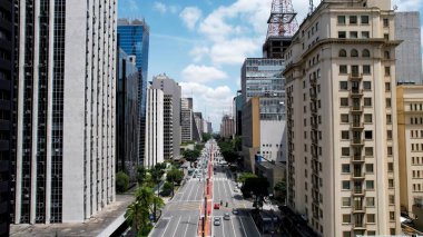 Sao Paulo Brezilya 'daki Paulista Bulvarı. Yüksek katlı binaların ve şehir yaşamını gösteren trafik gösterilerinin havadan görüntüsü. Metropol Manzarası Panoramik Şehir Manzarası Güzel. Kentsel Panoramik Şehir Görünümü.