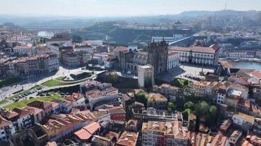 Porto Portekiz 'de Se Do Porto. Şehir merkezindeki Landmark Ortaçağ binasının havadan görünüşü. Günbatımı Bulutları Şehir Merkezi Şehir Merkezi. Yukarıda Sunset Outdoor 'da. Porto Portekiz.