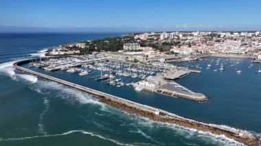 Lizbon 'un Cascais bölgesindeki Cascais Skyline. Harika bir sahnede yelken açarken nefes kesici bir hava manzarası. Horizon Sahili Denizi kıyısında. Shore Seaside Panning Wide 'da. Lizbon 'un Cascais Bölgesi.
