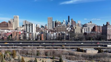 Brooklyn, New York 'ta Brooklyn Skyline. Şehir merkezinin modern binalarla dolup taşması. Metropolitan Manzara Gökdelenleri. Güzel. Metropolitan Şehir. Brooklyn New York.
