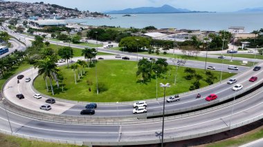 Florianopolis Santa Catarina Brezilya 'da Zaman Hızı Trafiği. Trafik sıkışıklığı olan otoyol kavşağı. Endüstriyel Peyzaj Ticari Binası Güzel. Endüstriyel Şehir.