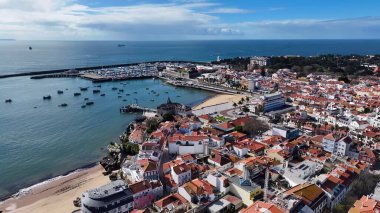Cascais Skyline, Lizbon Bölgesi, Portekiz. Büyüleyici Tropikal Sahne Sahnesi Yukarıdan Görünüyor. Şehir Gökyüzü Bulutları Şehir Arkaplanı. Şehir merkezinde Geniş Arkaplan.