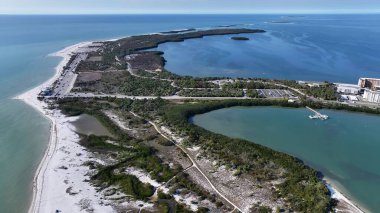 Clearwater Florida 'daki Balayı Adası. Kristal berrak sularla sersemletici sahilin havadan görünüşü. Sahil Gökyüzü Sahil Kıyısı Yaz Zamanı. Seaside Beach Panoramik. Clearwater Florida.