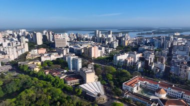 Porto Alegre Skyline In Porto Alegre Rio Grande Do Sul Brazil. İnanılmaz Skysraper 'lar ve caddedeki trafik yukarıdan izleniyor. İş Bulutları Gökyüzü Şehir Merkezi. Arkaplan Ünlü.