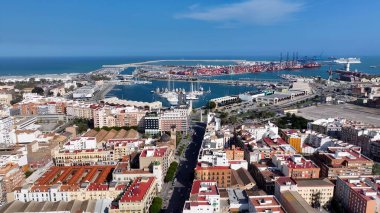 Valencia, İspanya 'dan Marina. Yaz tatilinde harika bir sahil manzarası olan kuş bakışı. Şehir Gökyüzü Bulutları Şehir Arkaplanı. Şehir merkezinde geniş bir altyapı var. Valencia İspanya.