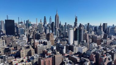 New York Skyline Manhattan 'da New York Birleşik Devletlerinde. Şehir Skyline Modern ve Geleneksel Mimariyi Gösteriyor. İş Bulutları Gökyüzü Şehir Merkezi. Özgeçmişleri meşhurdur. Manhattan New York.