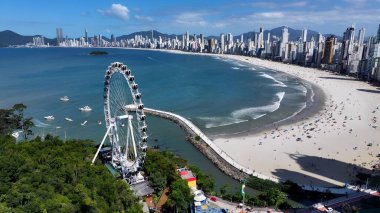 Balnear io Camboriu Skyline Balnear io Camboriu Santa Catarina Brezilya 'da. Dönme dolap, şehir merkezinde parlıyor. Cennet Adası Manzarası Minnettar Güzel.