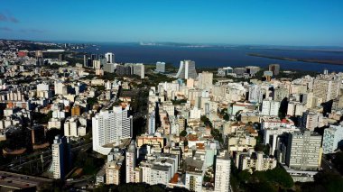 Porto Alegre 'deki şehir merkezi Rio Grande Do Sul Brazil. Şehir merkezinin modern binalarla dolup taşması. Metropol Manzarası Panoramik Şehir Manzarası Güzel. Kentsel Panoramik Şehir Görünümü.