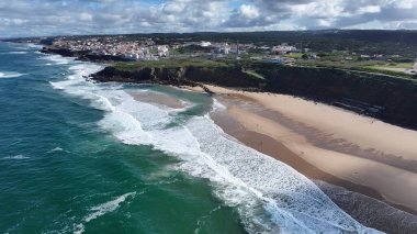 Lizbon 'un Sintra bölgesindeki Praia Grande Plajı. Yaz tatilinde harika bir sahil manzarası olan kuş bakışı. Cennet Adası Manzarası Minnettar Güzel. Yaz Zamanı Minnettar Kıyı.
