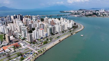 Florianopolis 'teki Florianopolis Skyline, Santa Catarina Brezilya. Şehir Skyline Modern ve Geleneksel Mimariyi Gösteriyor. İş Bulutları Gökyüzü Şehir Merkezi. Geniş İş Döndürme.