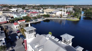 Florida Birleşik Devletleri 'nde Skyline' ı kutluyoruz. Yukarıdan canlı bir şehrin telaş ve koşuşturmasını yakalamak. Metropolitan Skyline Binaları Güzel. Bina Mimarlığı Şirketi.