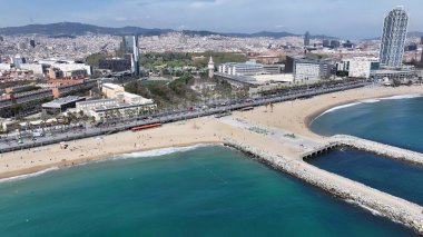 Barcelona Katalonya 'daki Barceloneta Sahili İspanya. Yaz tatilinde harika bir sahil manzarası olan kuş bakışı. Shore Clouds Plaj Denizi. Shore Beach Sahili Sahil Hattı. Barselona Katalonya.