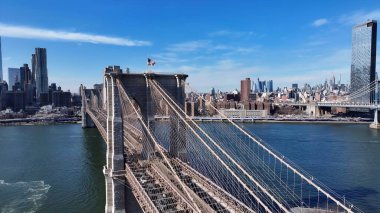 Manhattan 'daki Brooklyn Skyline New York Birleşik Devletleri. Karşıdan karşıya geçen arabalarla süspansiyon köprüsünün kuşbakışı görüntüsü. Şehir Gökyüzü Arkaplanı Kentsel. Şehir merkezinin yukarısında. Manhattan New York.
