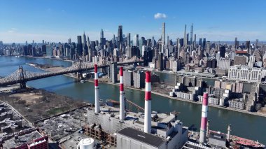 Manhattan 'daki Roosevelt Adası New York Birleşik Devletleri. Şehrin ünlü fabrikasının göz kamaştırıcı hava manzarası. Metropolitan Peyzaj Ticari Binası Çarpıcı. Metropolitan Atılgan Kasabası.