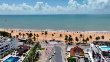 Joao Pessoa Paraiba Brezilya 'daki Landmark Meydanı. Turkuaz Okyanus Dalgaları Tropik Sahile Yavaşça Çarpıyor. Şehir merkezinde Gökyüzü Bulutları. Şehir merkezinin dışında. Ünlü. Joao Pessoa Paraiba.