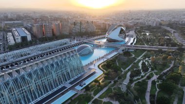 Valencia Valence Community İspanya 'da Valencia Skyline. Şehir merkezindeki High Rise Binası ve Yoğun Trafik. Sunset Sky Downtown 'da. Gün batımı Şehir Merkezi Pansiyonu.