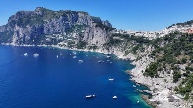 Napoli Campania İtalya 'daki Capri Adası. Yaz tatilinde harika bir sahil manzarası olan kuş bakışı. Terk edilmiş Skyline Sezon Arzusu. Liman Kıyısı Mevsimi. Napoli Campania.