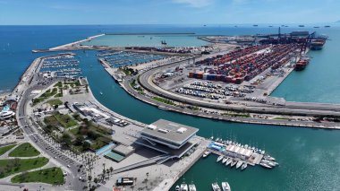 Valencia Valence Community İspanya 'daki La Marina Otoparkı. Yukarıdan canlı bir şehrin telaş ve koşuşturmasını yakalamak. Cennet Adası Manzarası Minnettar Güzel. Yaz Zamanı Minnettar Kıyı.
