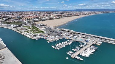 Valencia İspanya 'daki La Marina Otoparkı. Büyüleyici Tropikal Sahne Sahnesi Yukarıdan Görünüyor. Şehir Gökyüzü Bulutları Şehir Arkaplanı. Şehir merkezinde geniş bir altyapı var. Valencia İspanya.