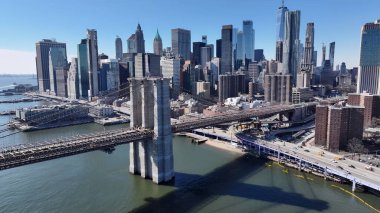 Manhattan 'daki Brooklyn Köprüsü New York Birleşik Devletleri. Ünlü Köprü 'de şehir merkezine doğru giden arabalar. Metropolitan Peyzaj Ticari Binası Çarpıcı. Metropolitan Atılgan Kasabası.