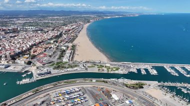 Valencia İspanya 'da Valencia Skyline. Turkuaz Okyanus Dalgaları Tropik Sahile Yavaşça Çarpıyor. Cennet Peyzajı Gezgin Şehveti. Cennet Sahili. Valencia İspanya.