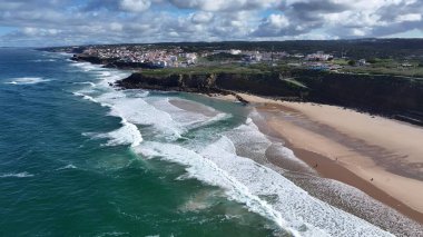 Sintra Lizbon Bölgesi Portekiz 'deki büyük sahil. Bereketli bir tropikal sahil manzarasının nefes kesici görüntüsü. Terk edilmiş Skyline Sezon Arzusu. Liman Kıyısı Mevsimi. Sintra Lizbon Bölgesi.