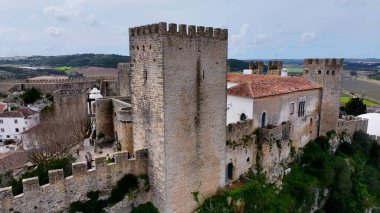 Leiria Portekiz 'in Obidos bölgesindeki Obidos Kalesi. Yukardan bakıldığında hareketli bir şehirde ortaçağ binası. Endüstriyel Peyzaj Ticari Binası Güzel. Endüstriyel Şehir.