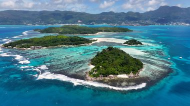 Mahe Adası 'ndaki Saint Anne Adası Victoria Seyşeller. Turkuaz Okyanus Dalgaları Tropik Sahile Yavaşça Çarpıyor. Terk edilmiş Skyline Sezon Arzusu. Liman Kıyısı Mevsimi. Mahe Adası Victoria.
