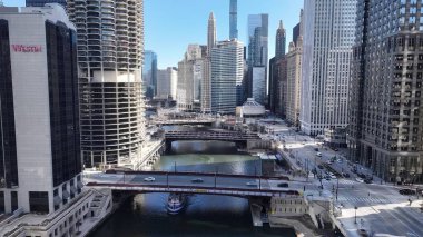 Chicago Riverwalk, Chicago Illinois Birleşik Devletleri. Gökdelenleri Şehir Merkezi Şehir Yaşamını Yansıtıyor. Şehir Bulutları Gökyüzü Arkaplanı Şehir. Şehir dışındaki ünlü. Chicago Illinois.