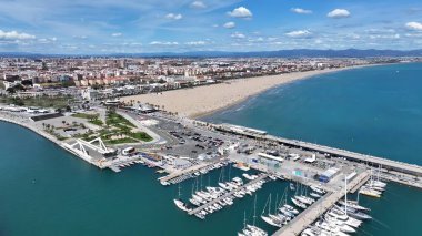 Valencia İspanya 'daki Las Arenas Plajı. Yaz tatilinde harika bir sahil manzarası olan kuş bakışı. Cennet Skyline Idyllic göz kamaştırıcı. Paradise Rıhtım Sahili. Valencia İspanya.