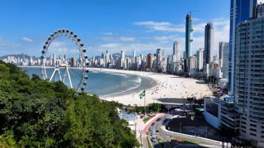 Balnear io Camboriu Skyline Balnear io Camboriu Santa Catarina Brezilya 'da. Şehirdeki hareketli bir lunaparktaki uzun dönme dolap. Şehir merkezindeki iş dünyası. İş Geçmişi Ünlüdür.