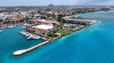 Oranjestad Karayipler 'deki liman bölgesi Hollanda Aruba. Yaz tatilinde harika bir sahil manzarası olan kuş bakışı. Terkedilmiş Peyzaj Eğlencesi Güzelliği. Terkedilmiş Rıhtım Kıyısı.