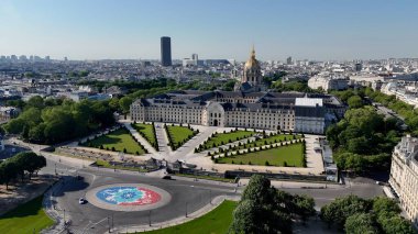 Des Invalides Müzesi Paris Ile De France 'da. Şehrin ünlü bölgesindeki ortaçağ binasının kuş bakışı görüntüsü. Şehir Gökyüzü Arkaplanı Kentsel. Şehir merkezinin yukarısında. Fransa ile Paris.
