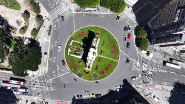 Valencia İspanya 'da Puerta De La Mar. Yüksek katlı binaların ve şehir yaşamını gösteren trafik gösterilerinin havadan görüntüsü. Metropolitan Peyzaj Ticari Binası Çarpıcı. Metropolitan Atılgan Kasabası.