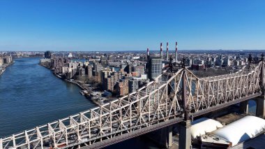 New York Skyline Manhattan 'da New York Birleşik Devletlerinde. Landmark Köprüsü 'nün Hava Görüntüsü Karmaşık Tasarımı Gösteriyor. Şehir merkezindeki iş dünyası. Şehir merkezinin dışı Geniş Panning.