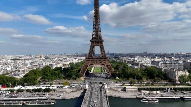 Fransa 'nın Paris Adası' ndaki Eyfel Kulesi. Paris Skyline turizm simgeleri ve binalarla çevrili. Altyapı Skyline Gökdelenleri çarpıcı. Altyapı Mimarlık Şirketi.